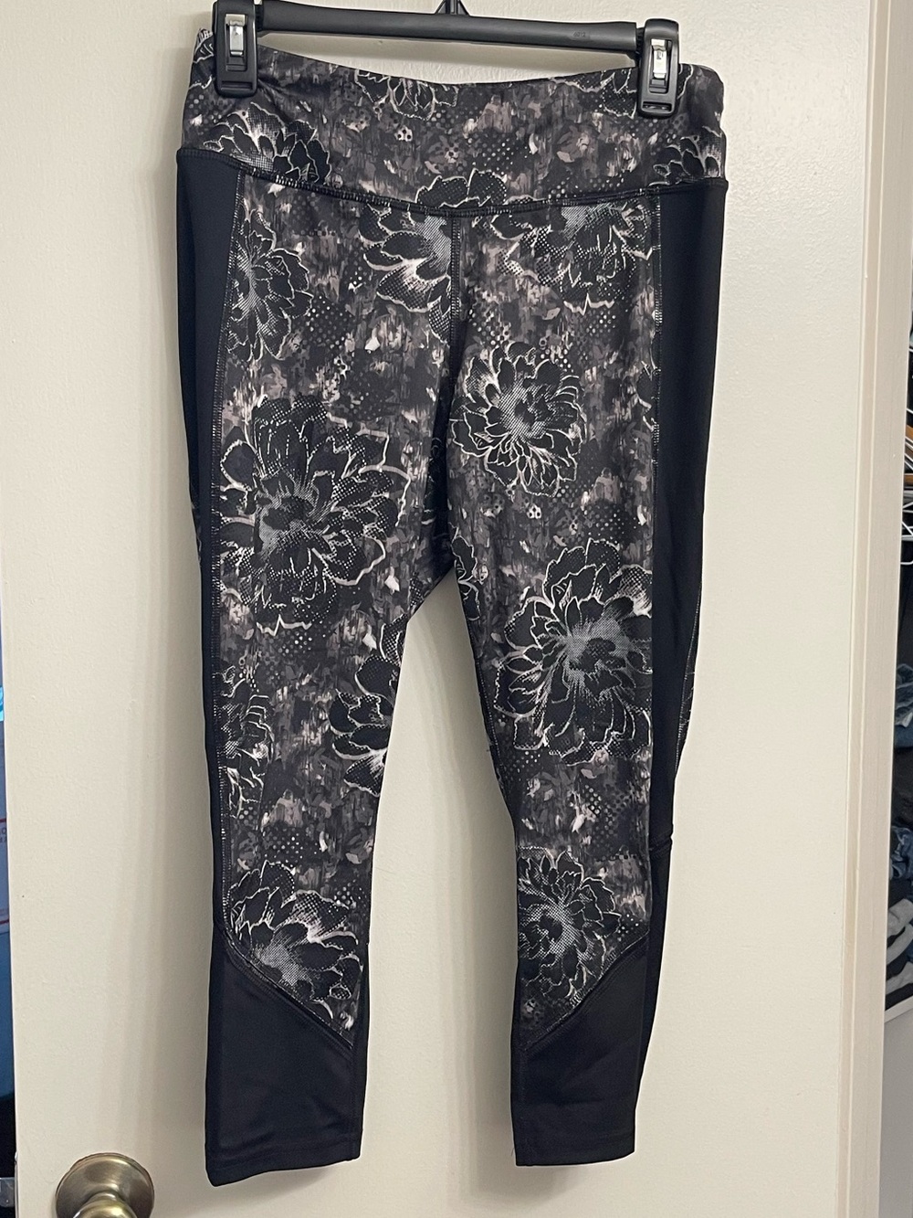 Black Gray Floral Active 3/4 Leggings